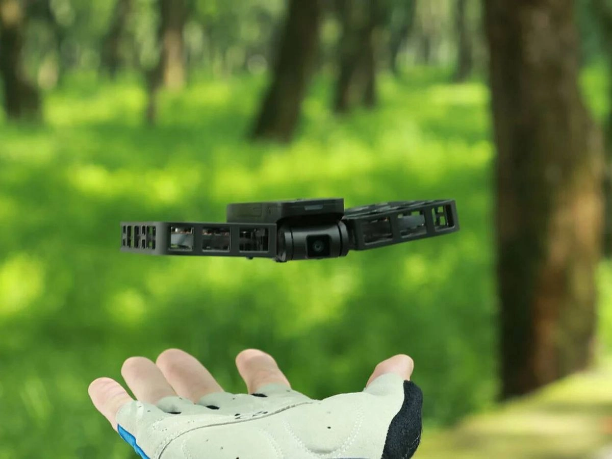Dron de bolsillo en la mano de una persona