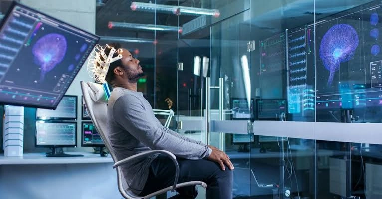 Interfaz futurista para conectar cerebro humano a una computadora