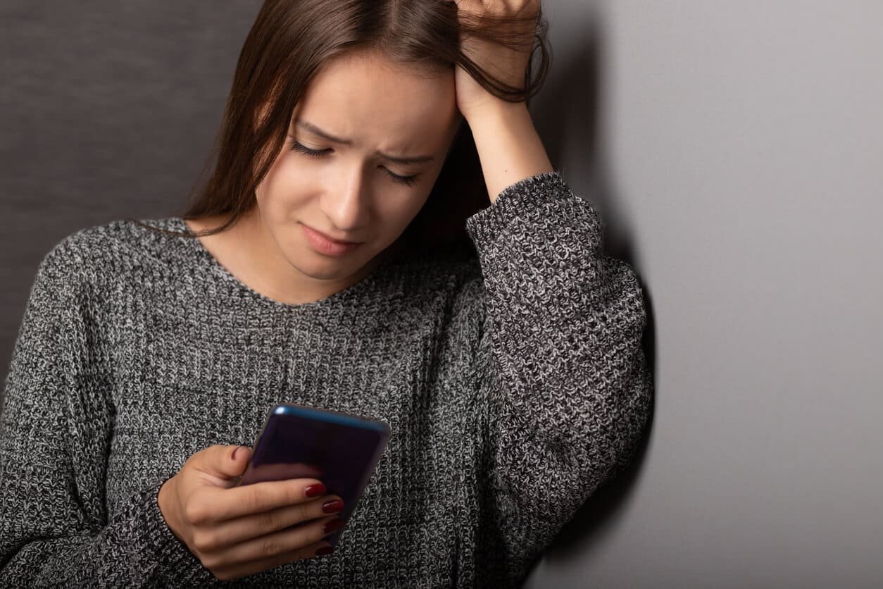 Mujer ansiosa al hablar por telefono