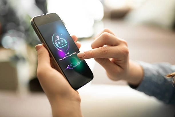 Persona chateando con chatbot de IA