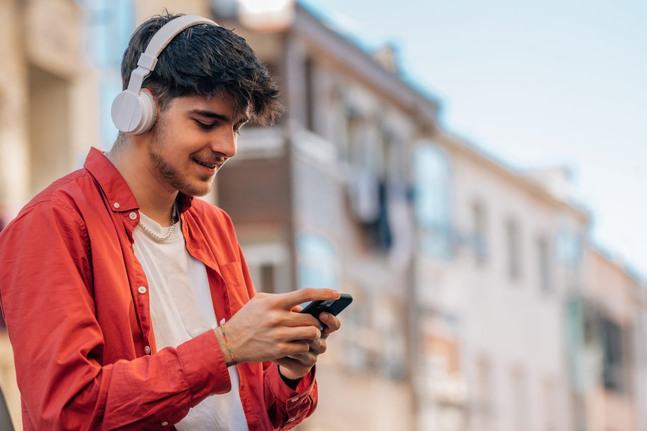 Persona usando audífonos en la calle