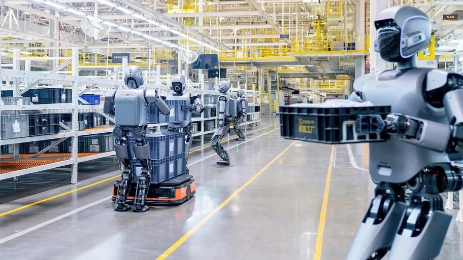 Robots humanoides trabajando en fábrica industrial