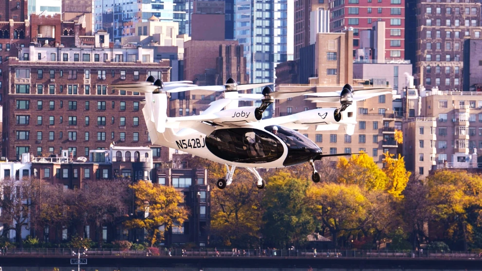 Taxi áereo taxi aéreo eVTOL despegando en la ciudad
